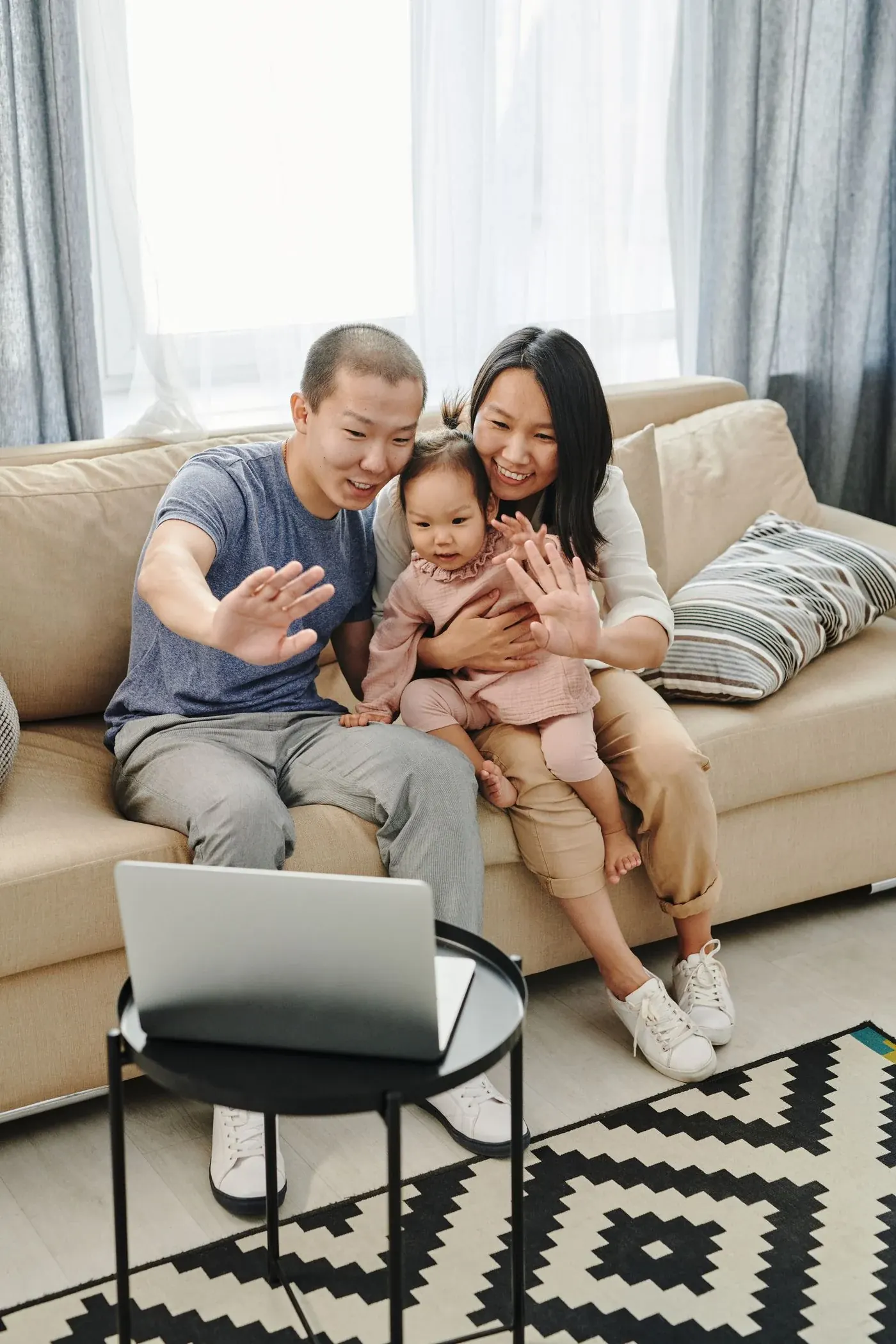 Familia conversando por videollamada en casa